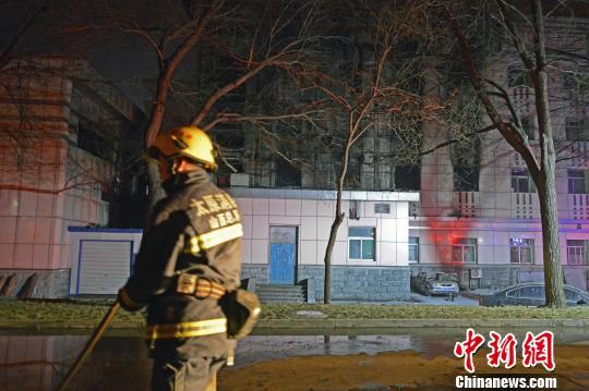 消防员在事故现场灭火。　武俊杰 摄