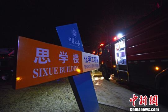 消防车在事发现场。　武俊杰 摄